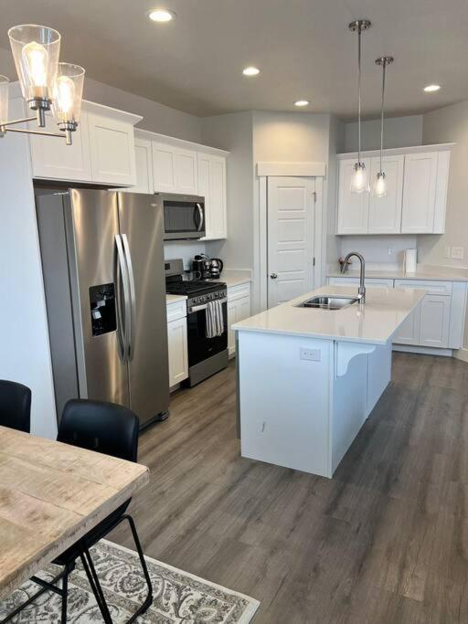 Villa Brand New 3-Beds Stylish Entire House At Lehi Extérieur photo