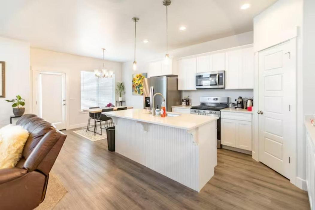 Villa Brand New 3-Beds Stylish Entire House At Lehi Extérieur photo